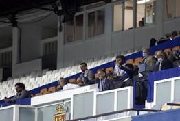 Dirigentes y ejecutivos del Real Zaragoza, en el palco de una desierta Romareda, en el último partido de la pasada liga regular, ganado por 2-1 a la Ponferradina el 20 de julio.
